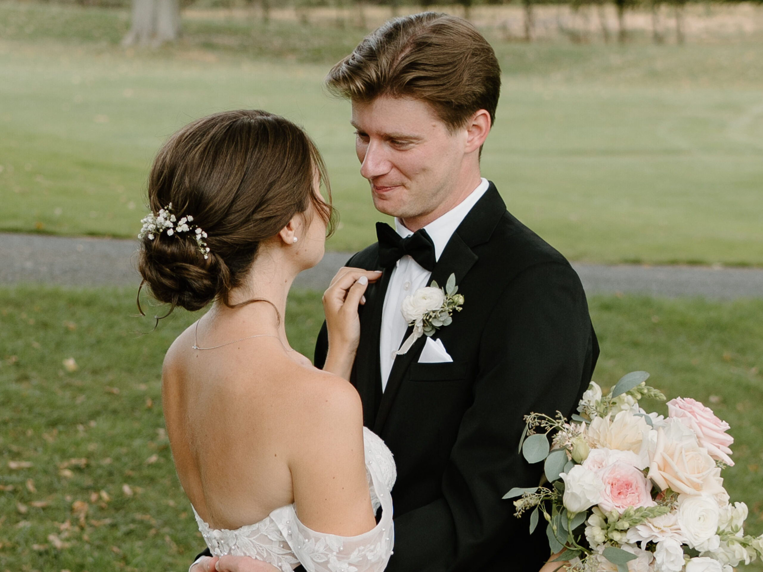 Romantic garden style wedding photographed by Lauren Maggiore photo, in the perfect setting at The Manor house at Commonwealth in Horsham PA, Flowers by Leigh Florist design studio 